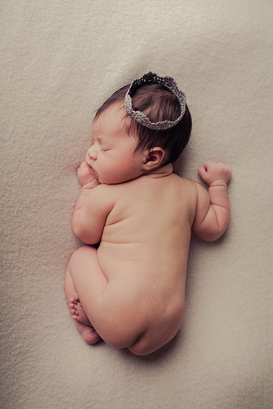 posed newborn photography with crown