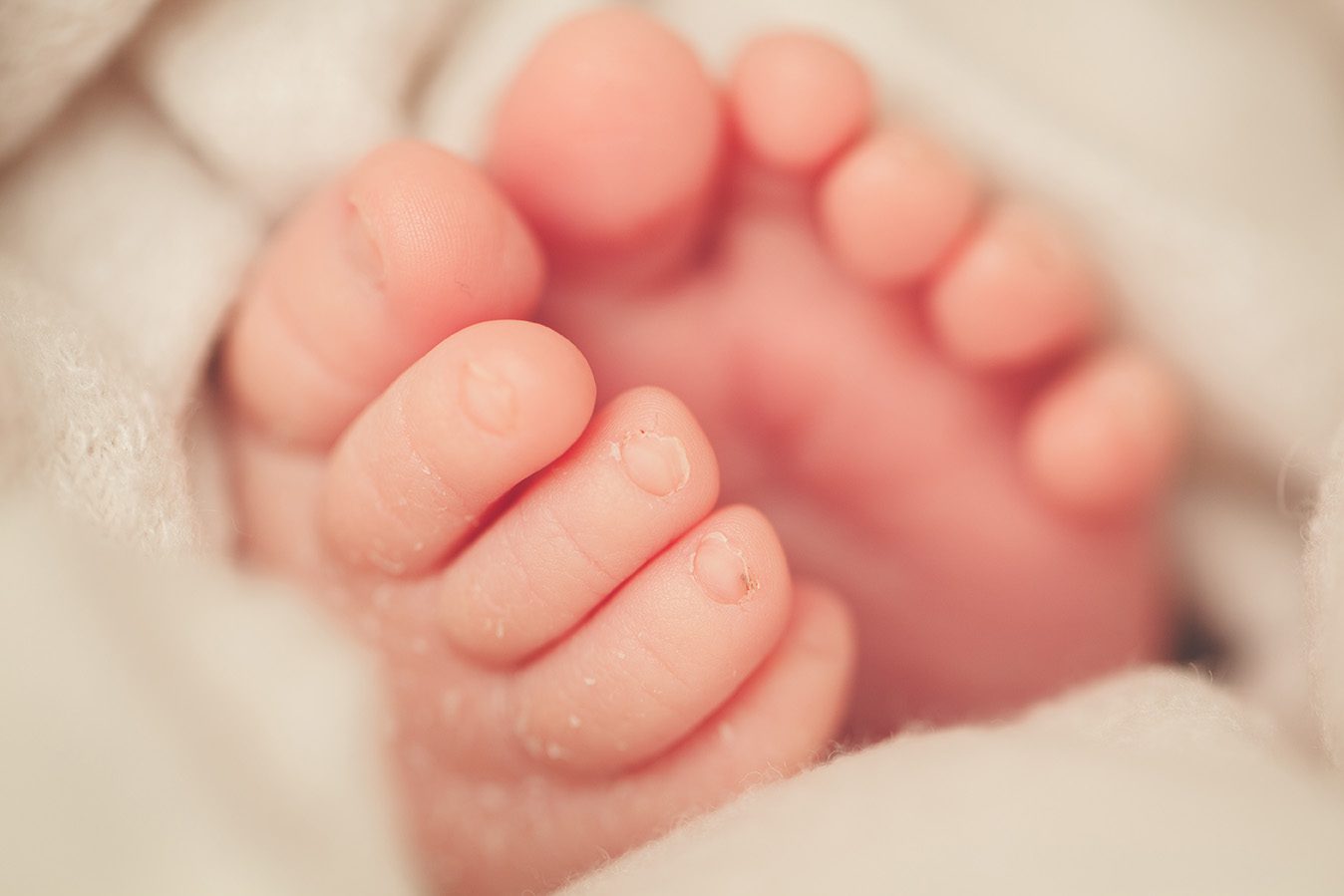 Edmonton newborn photographer - macro of feet